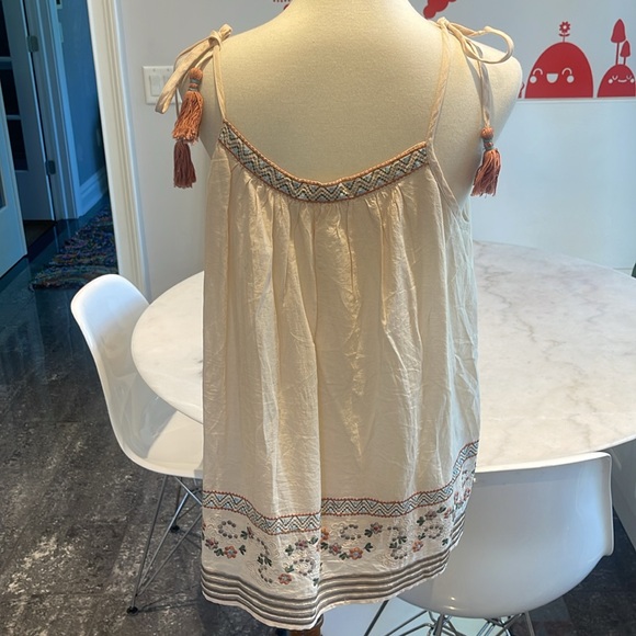 NWOT LOVE SAM BEIGE COTTON EMBROIDERED STRAP TIE TASSEL TOP. M - Picture 4 of 8